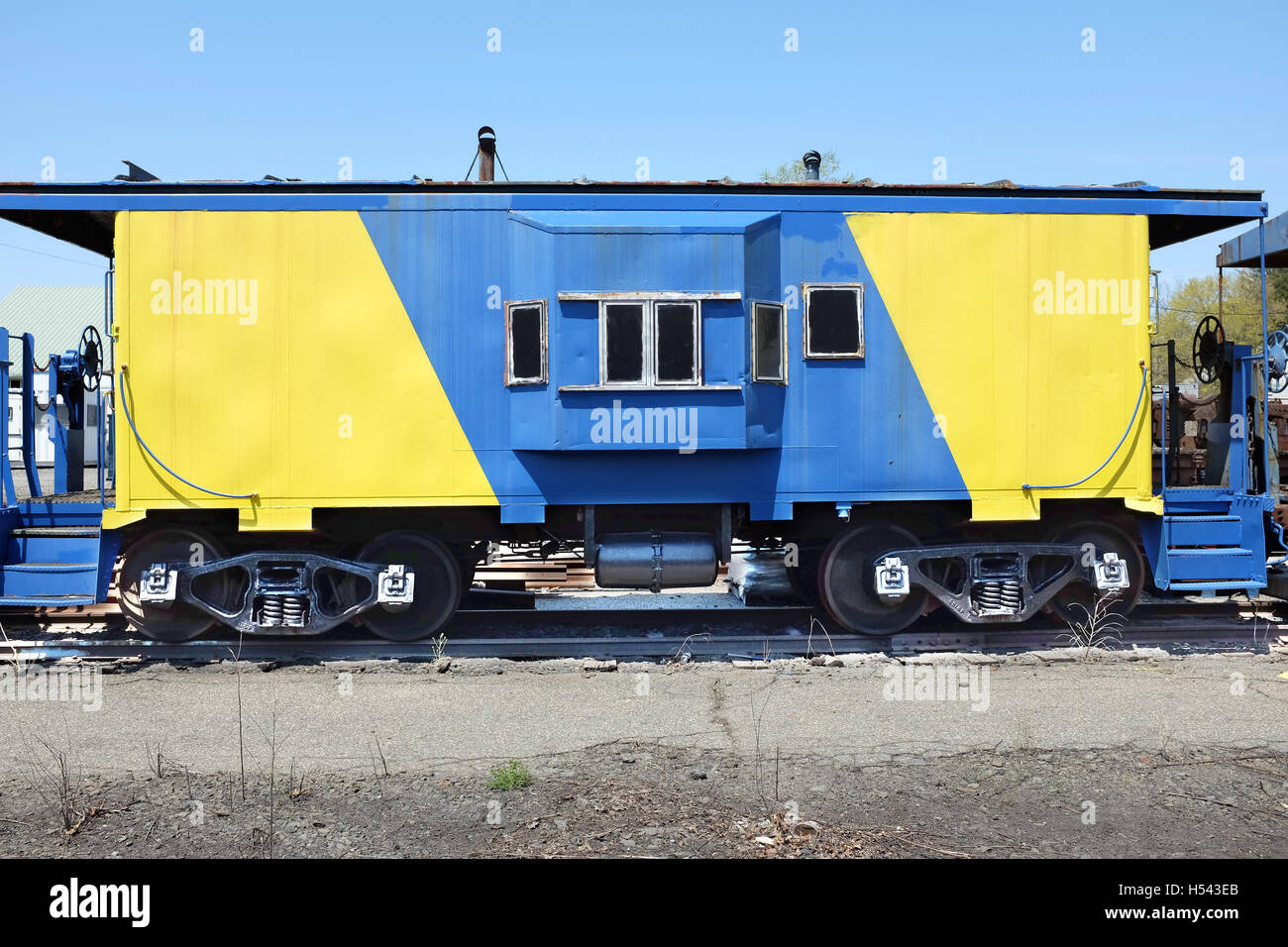 Coche tren amarillo y azul de Riverhead, Long Island, Nueva York. Foto de stock