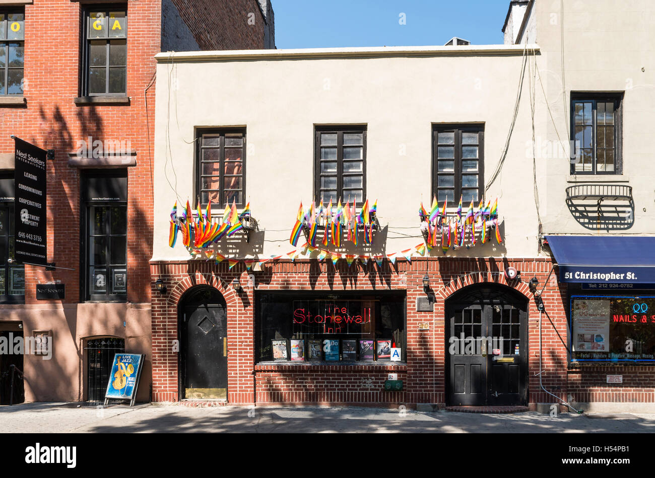 Bar gay Stonewall Inn, ahora landmarked exterior edificio, es un icono en el movimiento por los derechos de los homosexuales Foto de stock