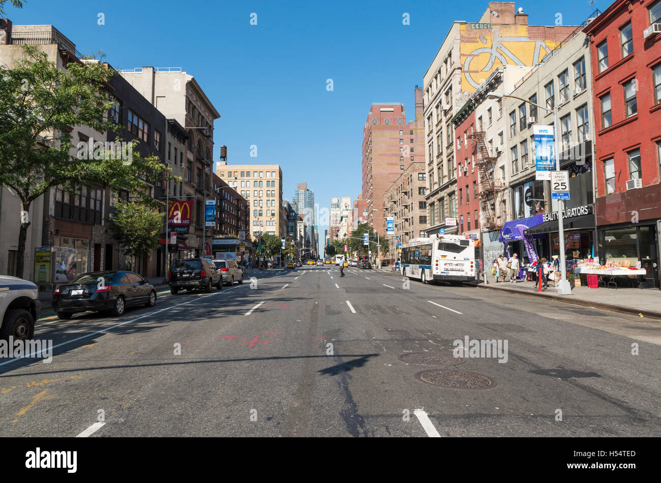 Vista hacia el norte a lo largo de sexta (6ª) Avenue, Manhattan, Nueva York, Foto de stock