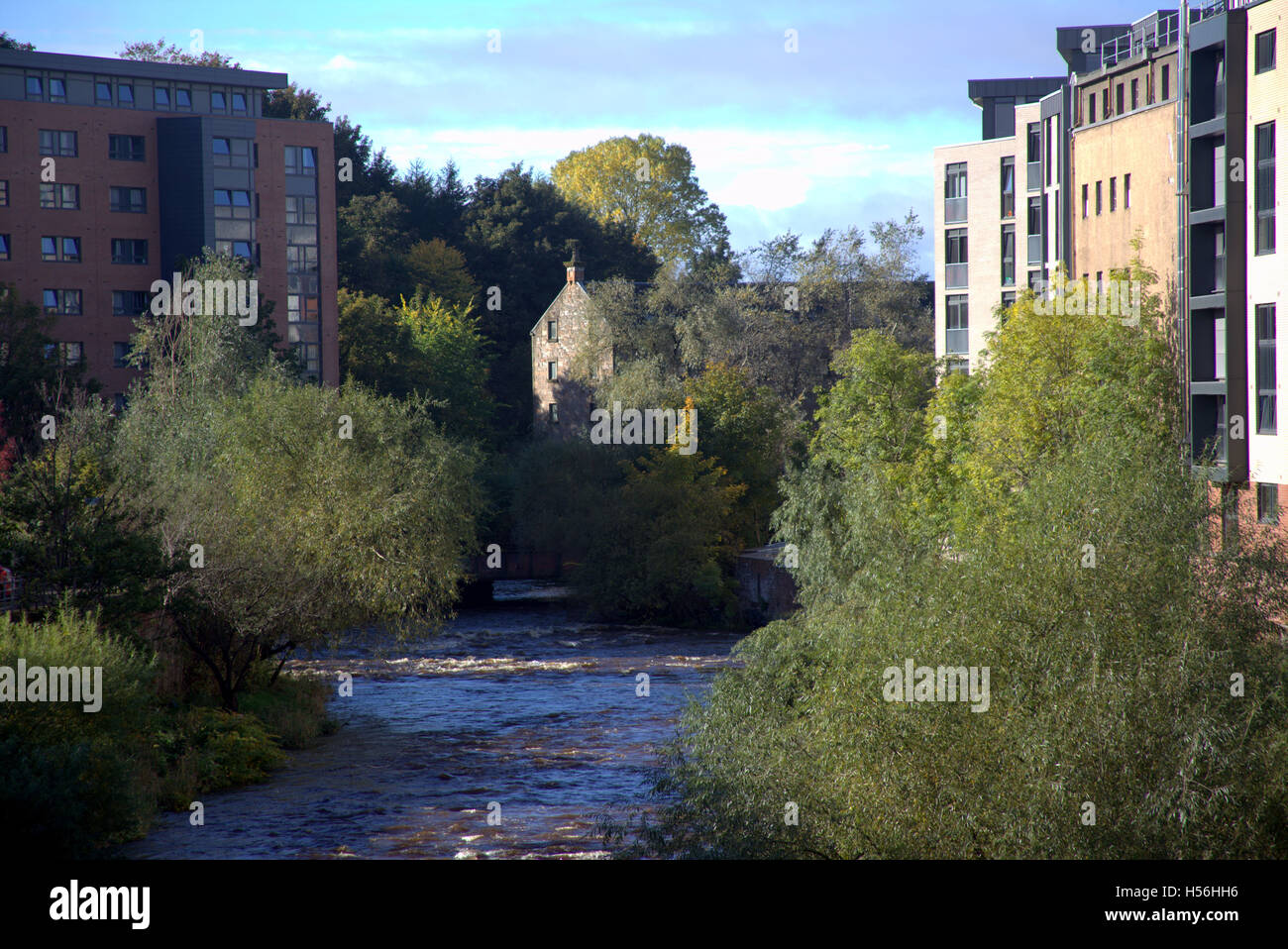 Río Kelvin en Partick mirando al sur de Glasgow Foto de stock