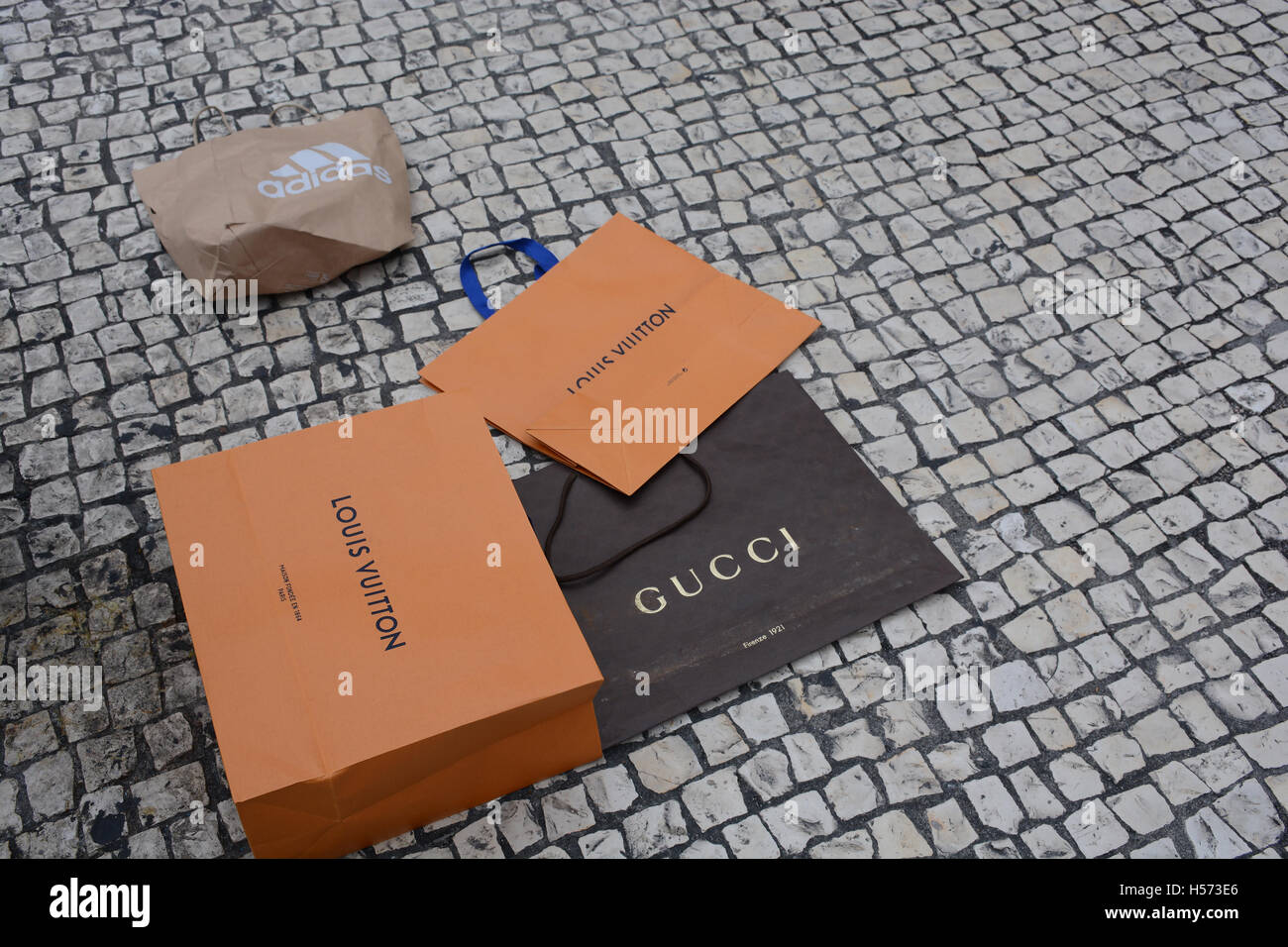 Las bolsas de papel de Vuitton Cucci y Adidas abandonada en la acera, cerca  de la frontera de China Macao Fotografía de stock - Alamy