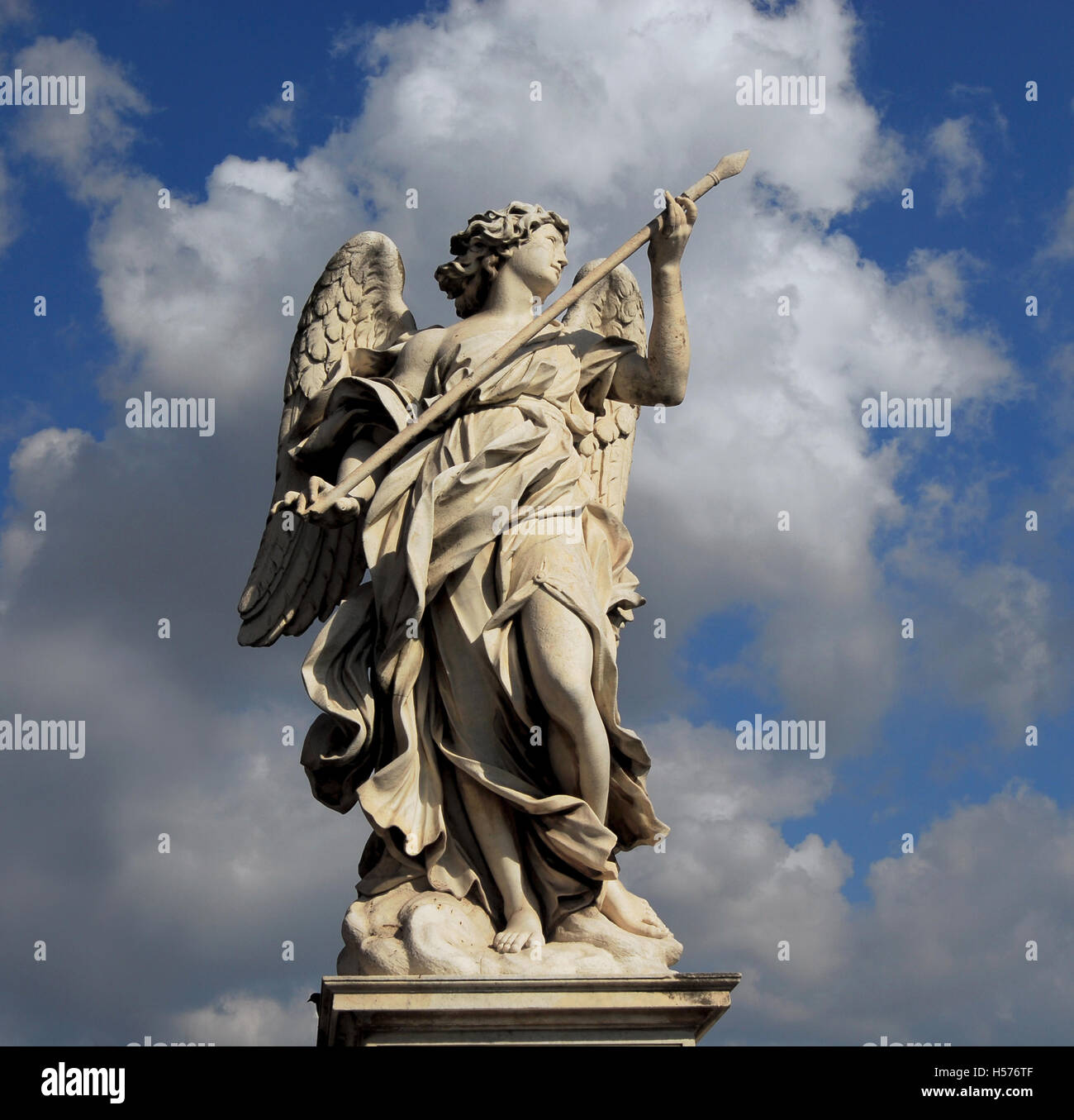 Bello ángel estatua sosteniendo una lanza con cielo celeste, desde el puente de Sant'Angelo está en el centro histórico de Roma (siglo XVII) Foto de stock