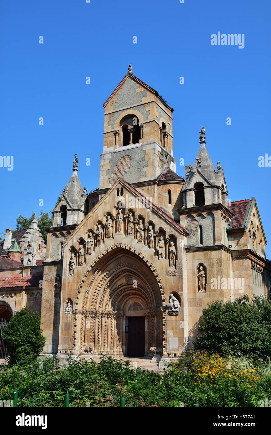Iglesia románica de Jack, una antigua iglesia húngara réplica en el