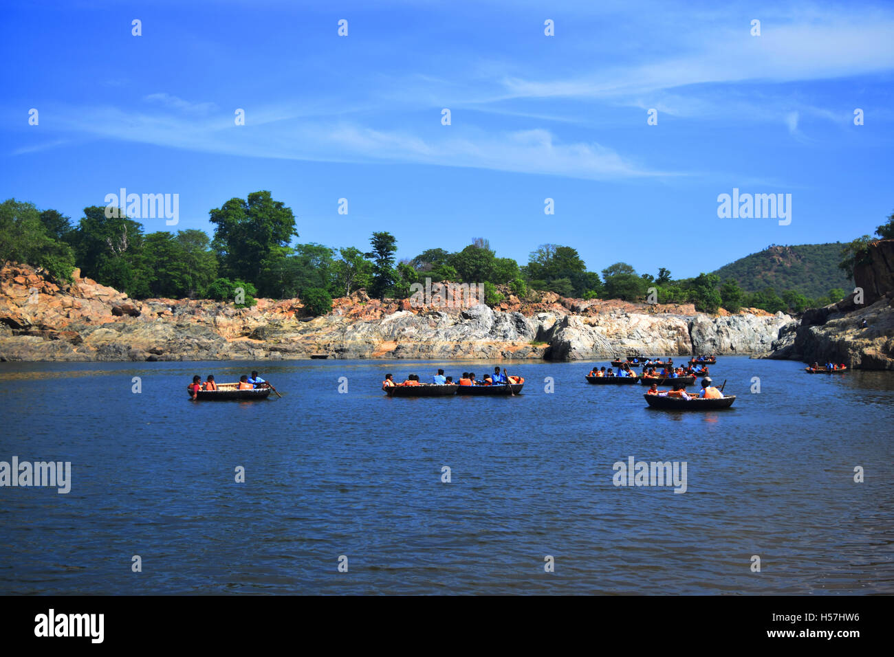 Lago de agua dulce boating rodeado por bosques y rocas de color claro Foto de stock