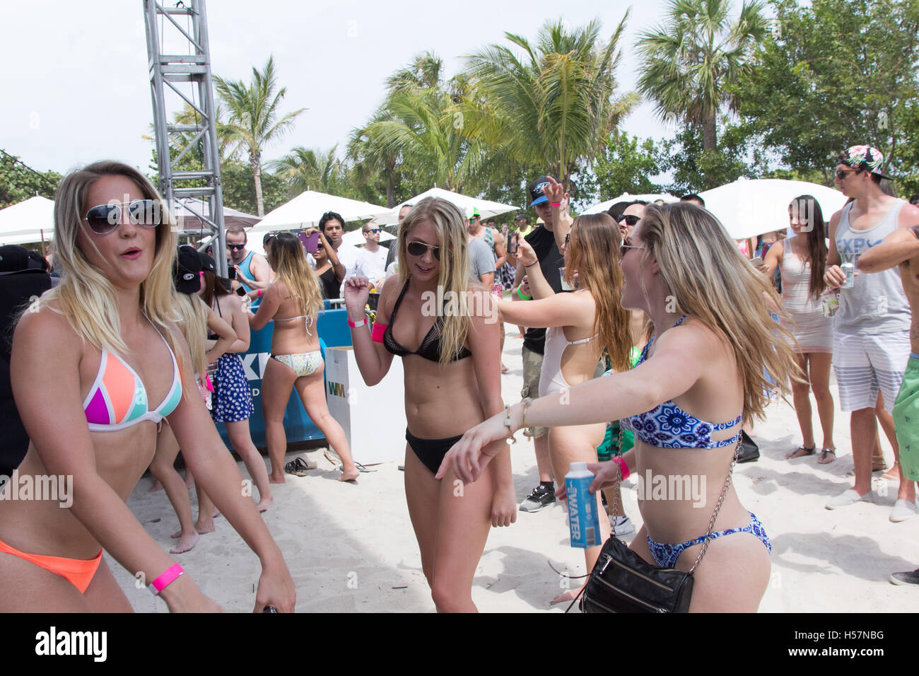 Chicas en bikini bailando divirtiendo en el Sirius XM Sala de Música el 18  de marzo