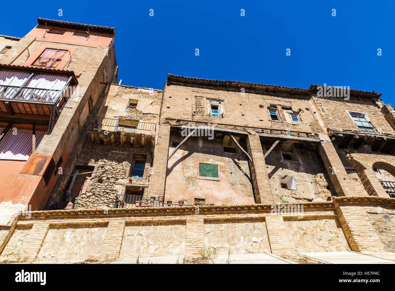 Casas colgantes en el casco antiguo Tarazona de Aragón, Zaragoza, España Fotografía de - Alamy
