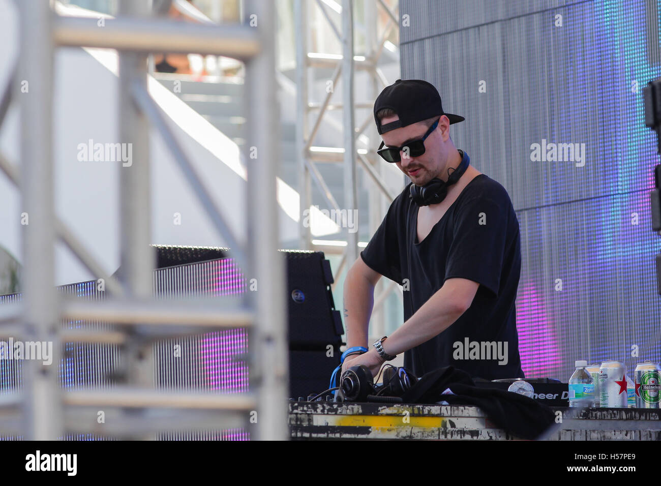 DJ Robin Schulz girando a la Sirius XM Sala de Música el 16 de marzo de 2016  en el 1Hotel South Beach en el club privado de la playa en Miami Beach,