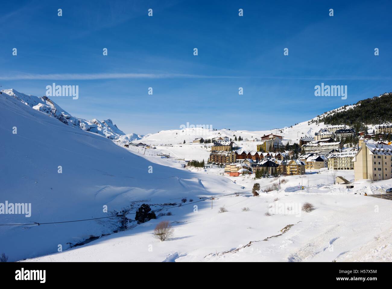 Denominado zona de esquí de Candanchú Canfranc Valle, Pirineos, Huesca,  Aragón, España Fotografía de stock - Alamy