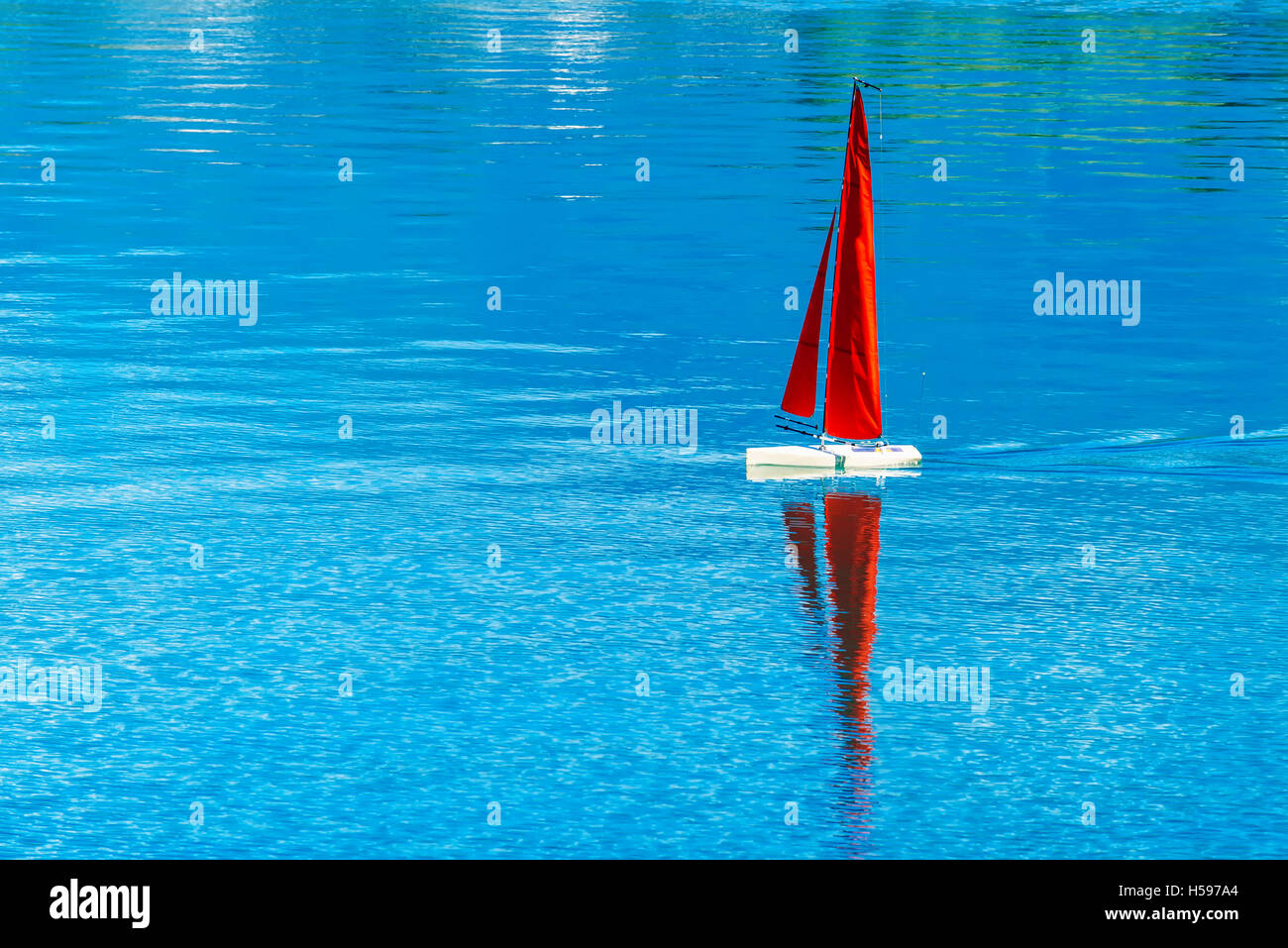 Radio control remoto rc barco velero en las aguas azules del modelo de simulación Foto de stock