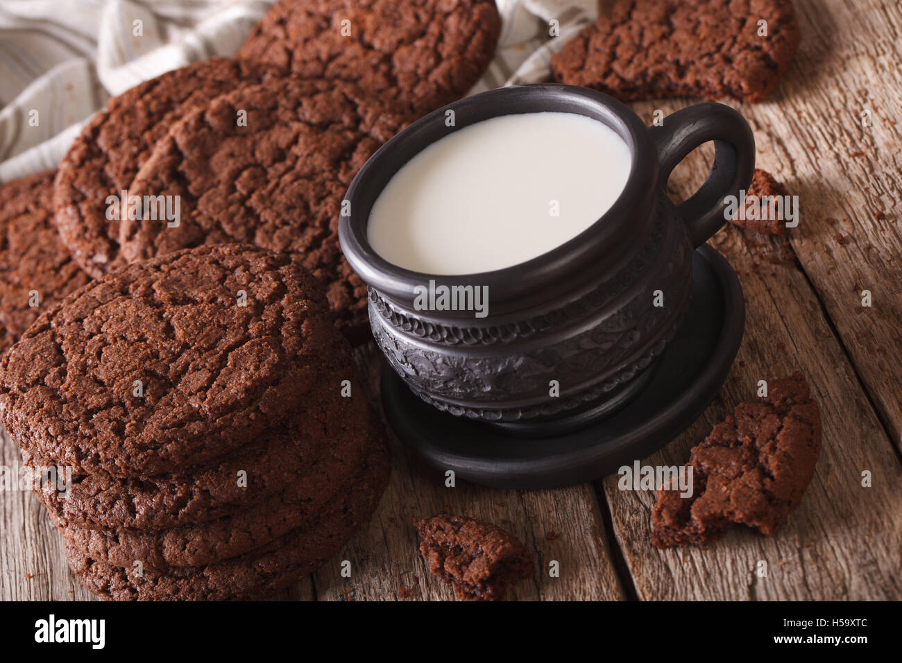 El chocolate de leche y galletas de jengibre en la mesa cercana, rústico horizontal. Foto de stock
