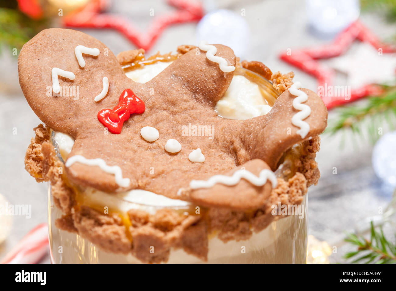 Gingerbread Man borracho en un cóctel de Navidad Foto de stock