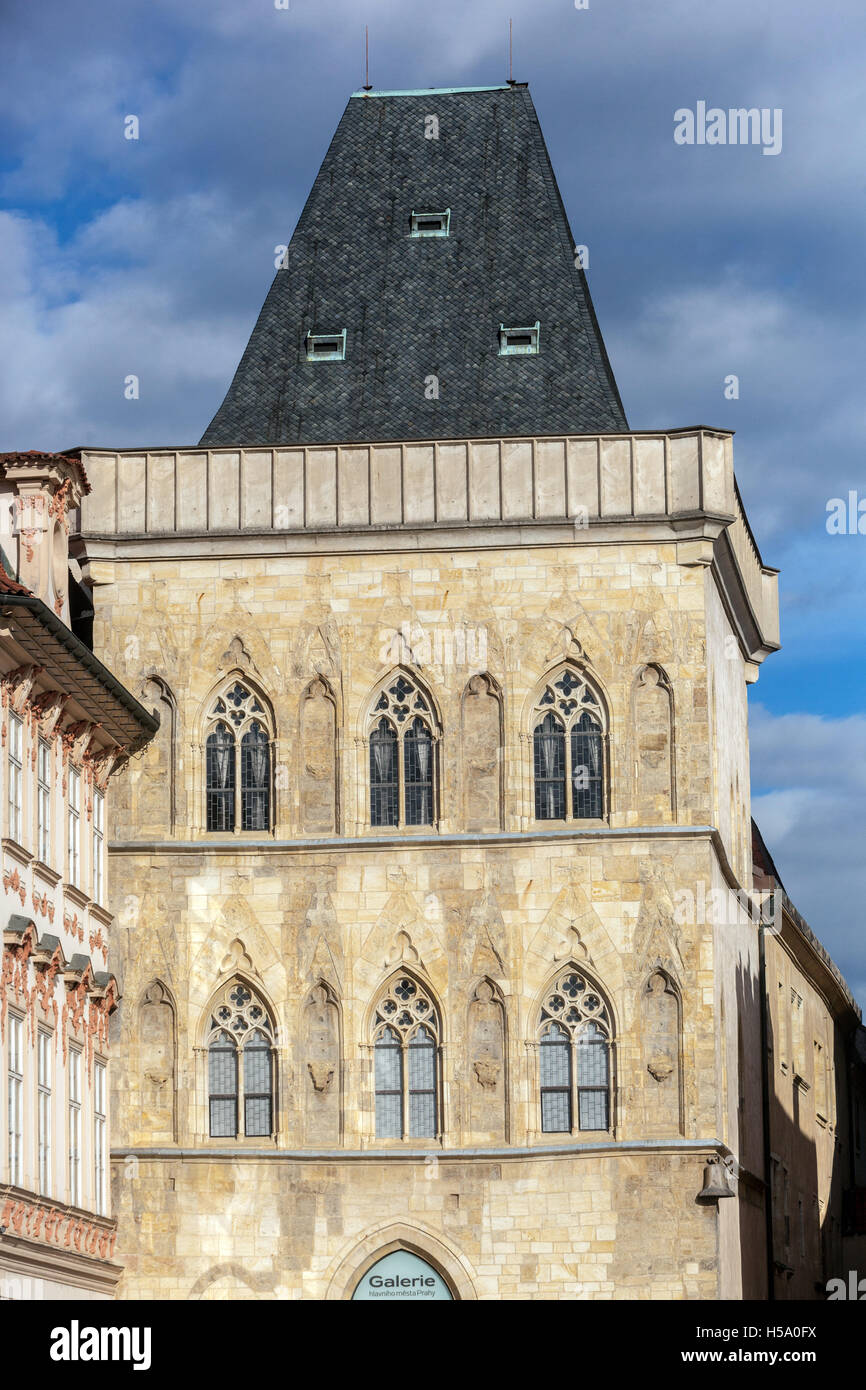 Dum u Kamenneho Zvonu, Praga gótico La Casa de la Campana de Piedra, Praga Plaza de la Ciudad Vieja República Checa arquitectura gótica Foto de stock