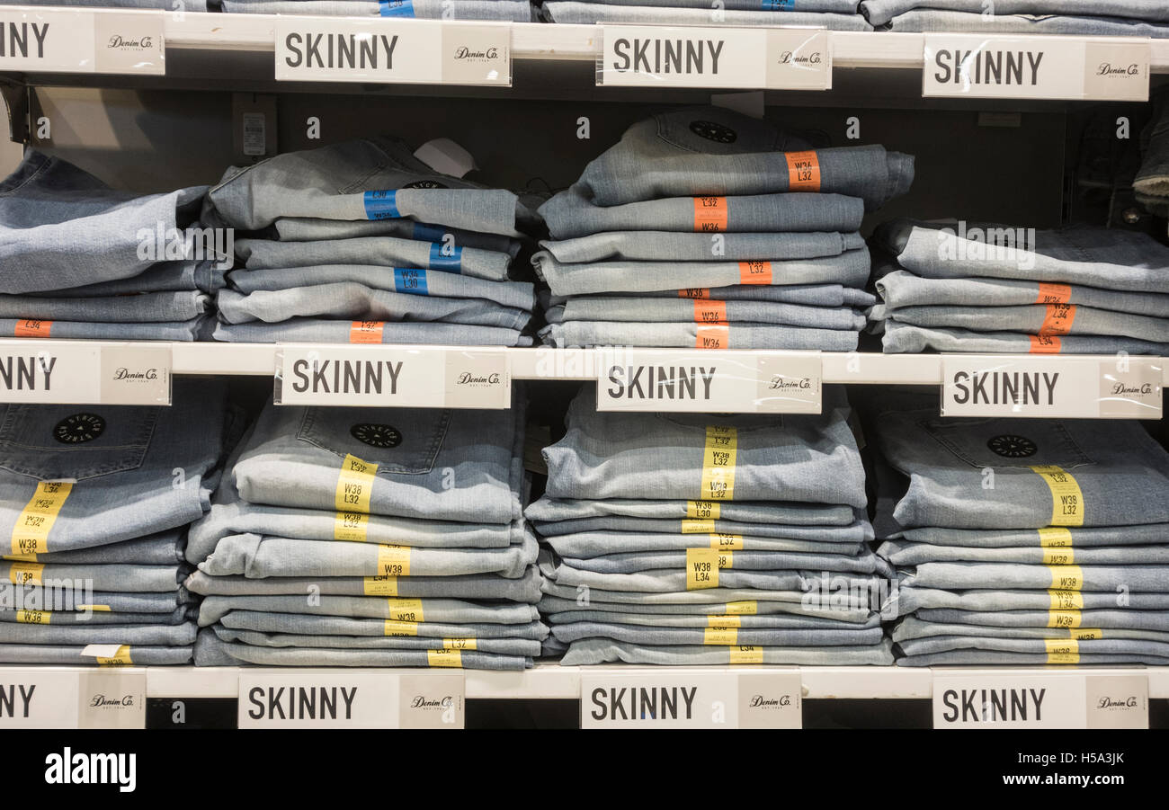 Skinny Jeans en Primark store Fotografía de stock - Alamy