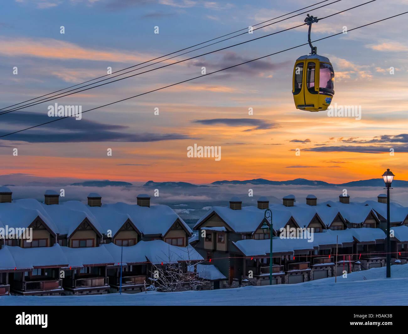 Sunset y la góndola, Big White Ski Resort, British Columbia, Canadá. Foto de stock