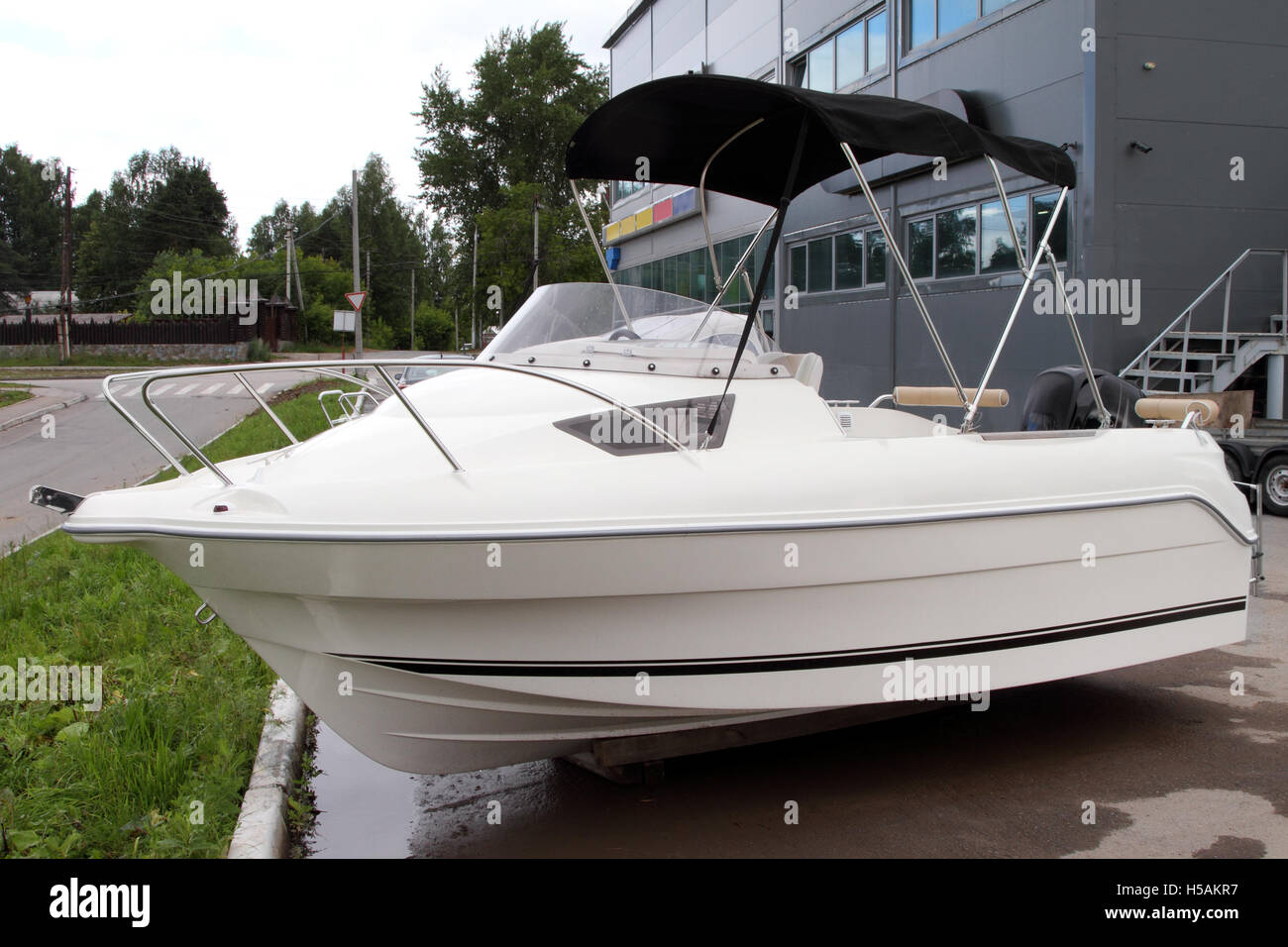 Moderno barco de motor en venta Fotografía de stock - Alamy