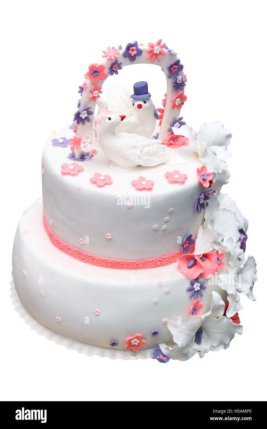 Pastel de boda con figuras de palomas aislado sobre un fondo blanco. Foto de stock