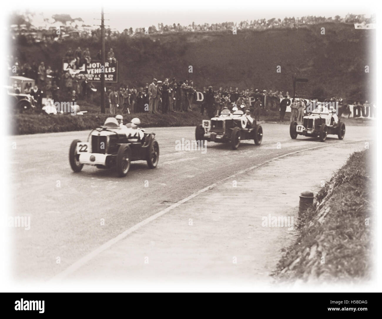 Fotografía de tres coches en velocidad, vista frontal, núms. 17, 19 y 22 en el SDRA T.T., Newtownards, Co. abajo (1929) Foto de stock