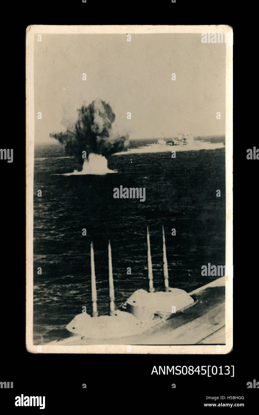 1 HMAS SYDNEY (II) en una batalla naval con un destructor italiano en noviembre de 1940 Foto de stock