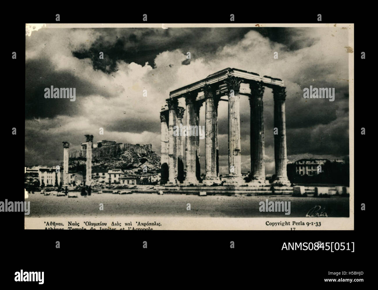 1 postal del Templo de Zeus, Atenas, con la Acrópolis en el fondo Foto de stock