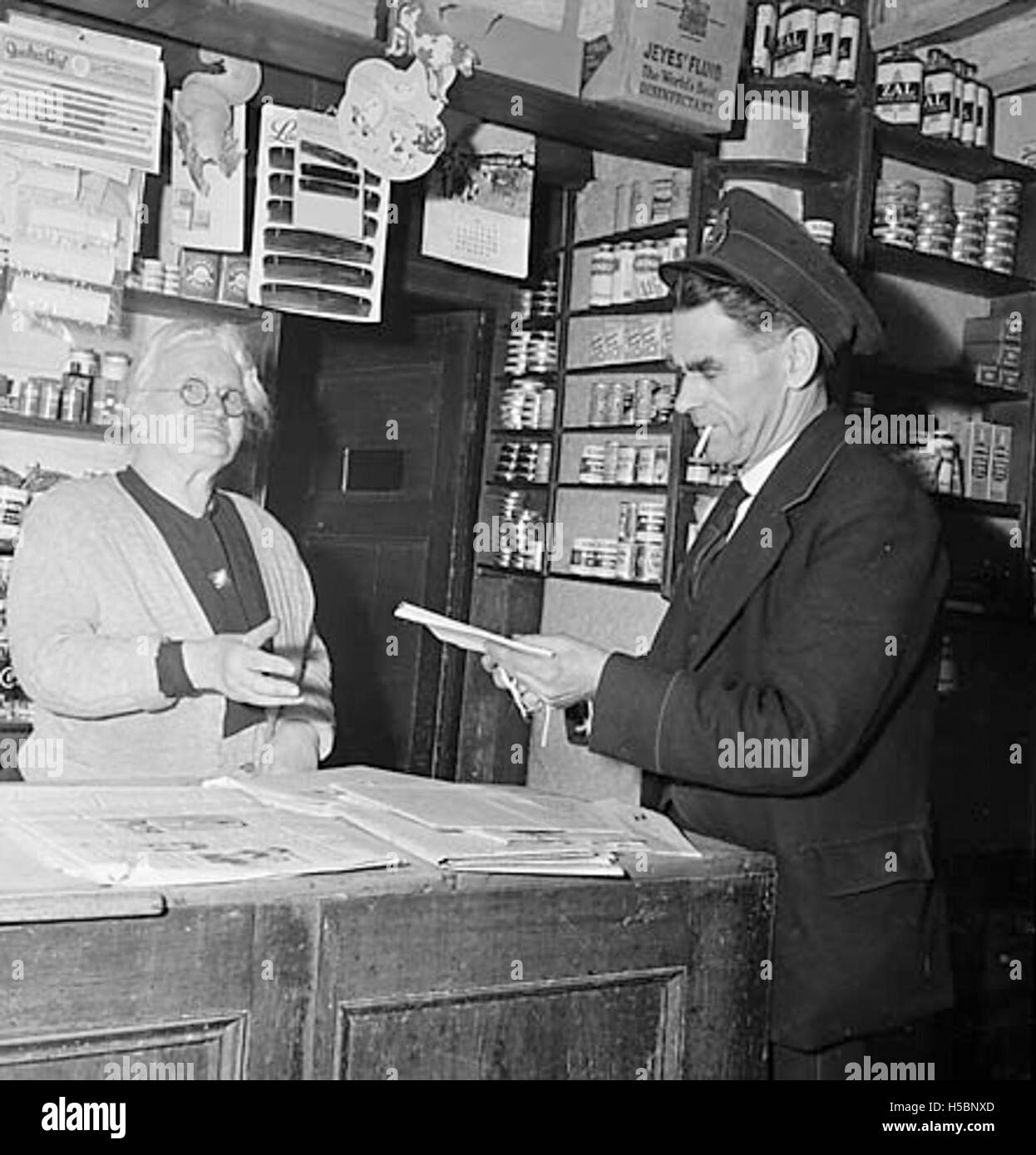Medio siglo de servicio en la tienda en la aldea, Llanelltyd Foto de stock