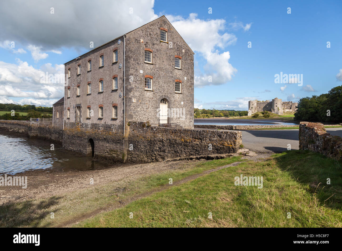 Molino de Marea en Carew Castle, Pembrokeshire (Gales, Reino Unido Foto de stock