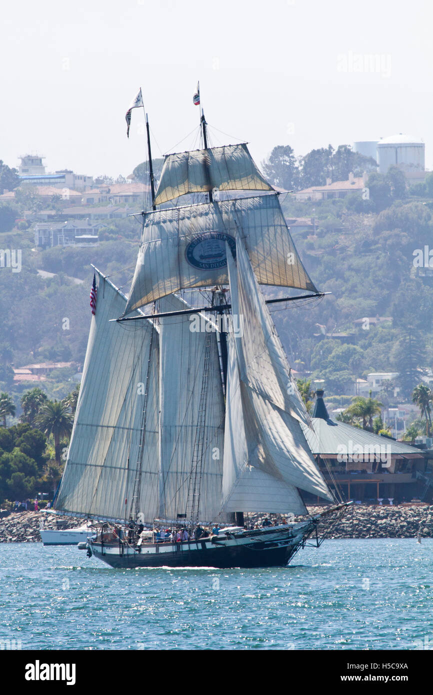 Tall Ship californiana, pasando de Shelter Island, 2016 Festival de Vela, desfile de barcos, la Bahía de San Diego, CA. Foto de stock