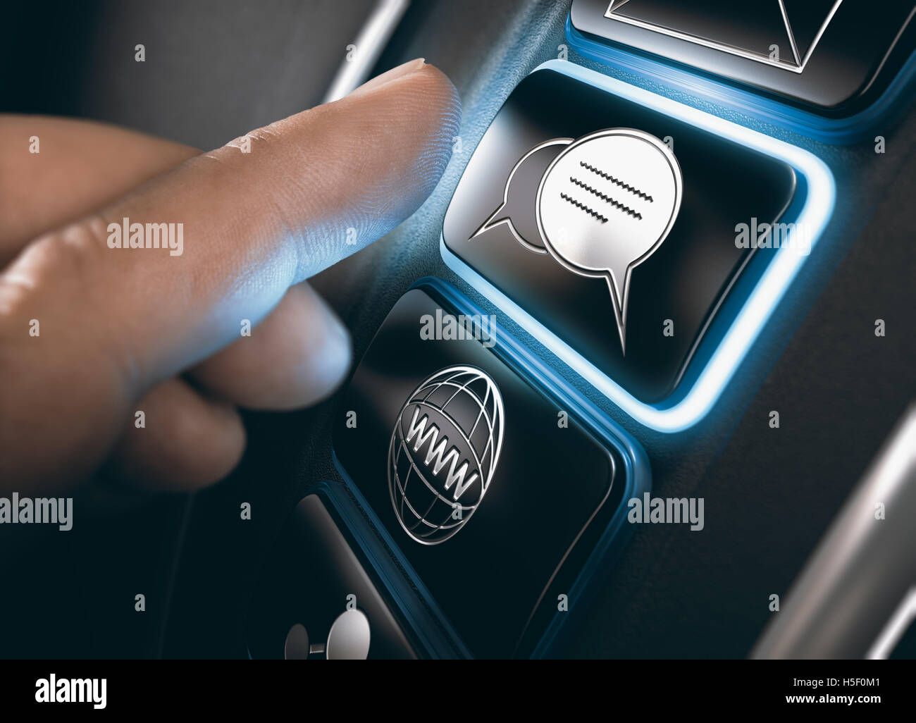 Acerca el dedo para pulsar un botón live chat support en un equipo en el tablero de a bordo. Diseño de interfaz moderna con tonos de azul. Ima compuesto Foto de stock