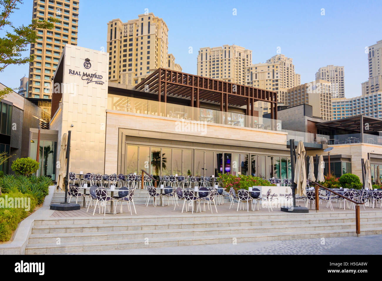 Real Madrid café en la playa Mall, el Paseo de la playa, la Marina Beach,  Dubai, EAU Fotografía de stock - Alamy