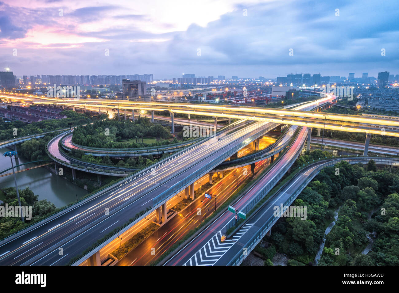 Cruce de carreteras en Hangzhou en penumbra Foto de stock