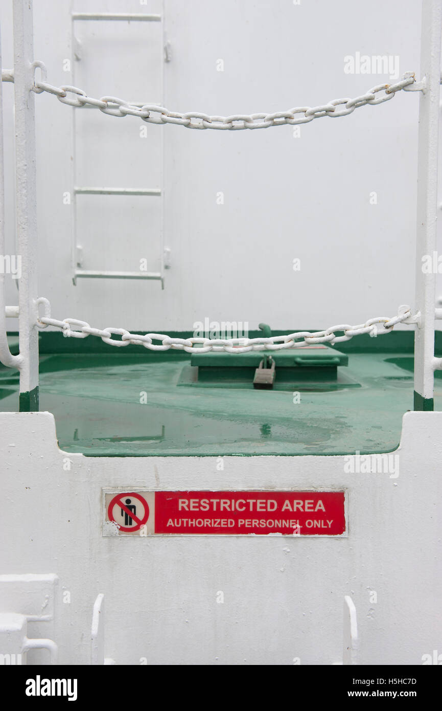 Área restringida Aviso a bordo de un barco de contenedores Foto de stock