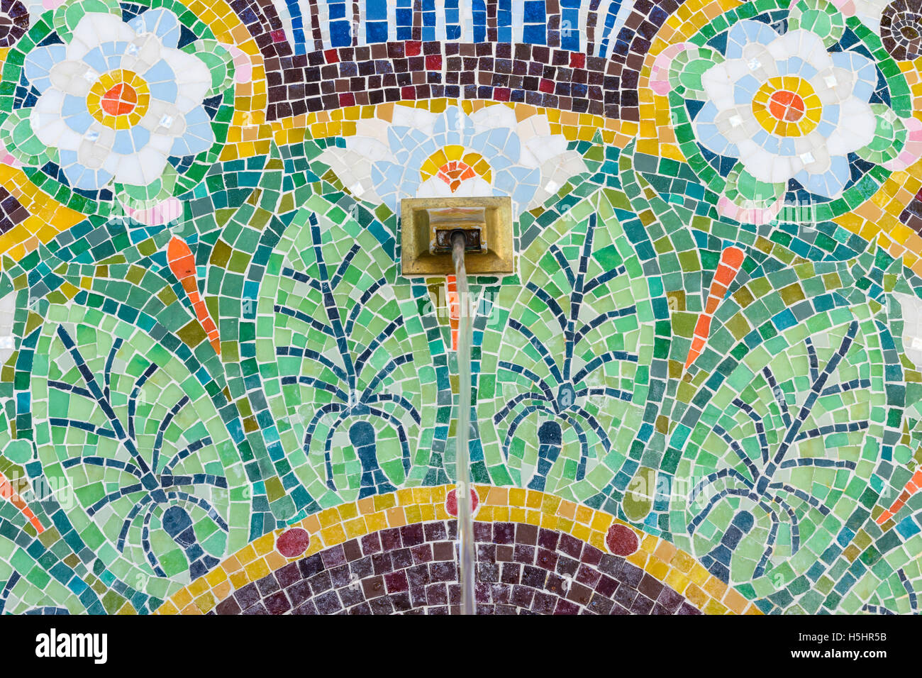 Cerca de la fuente del mosaico original de la fuente de agua de manantial de Evian, Evian-les-Bains, Francia Foto de stock