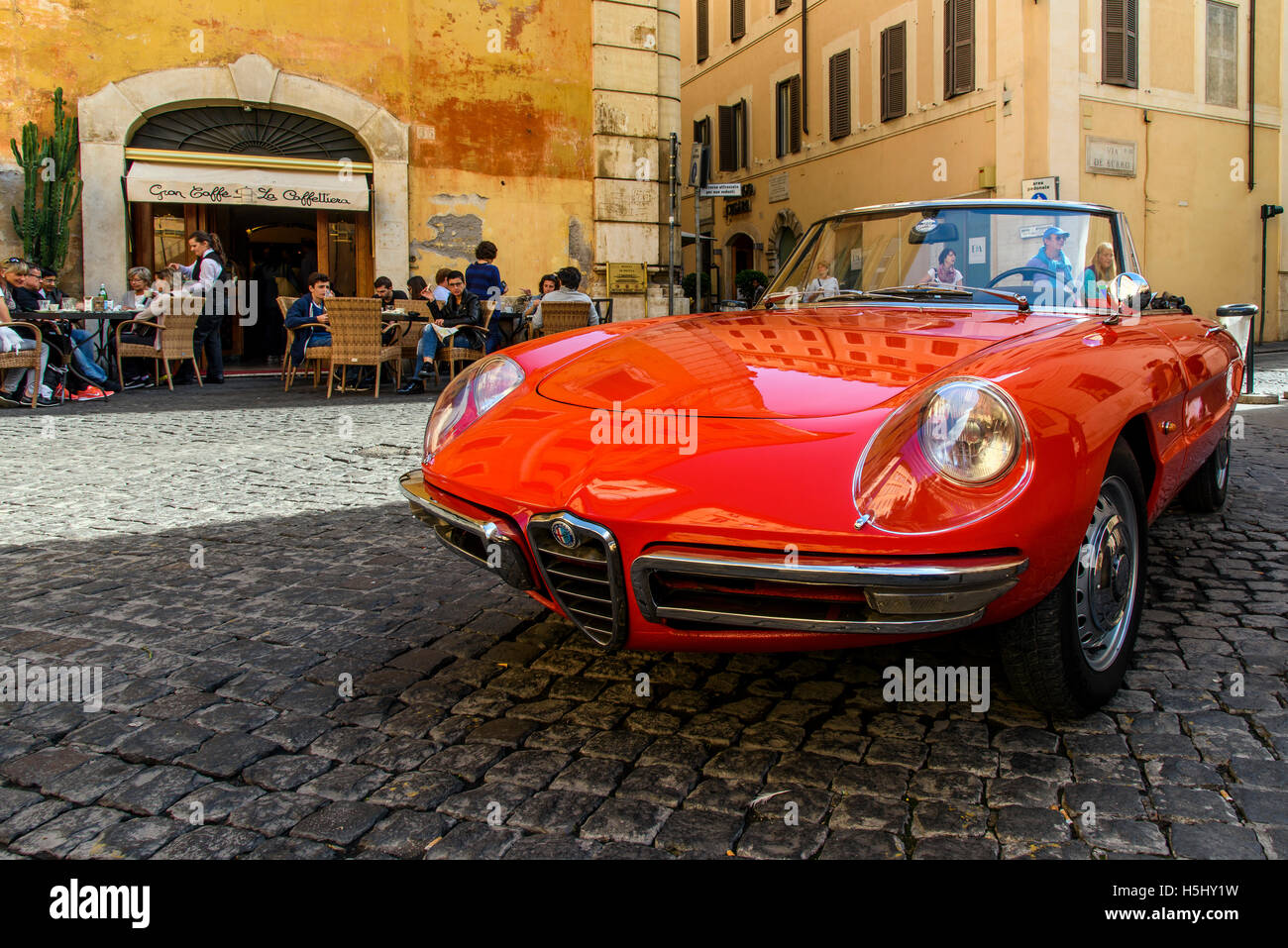 Alfa Romeo Spider Duetto estacionado en una calle de adoquines de Roma, Lazio, Italia Foto de stock