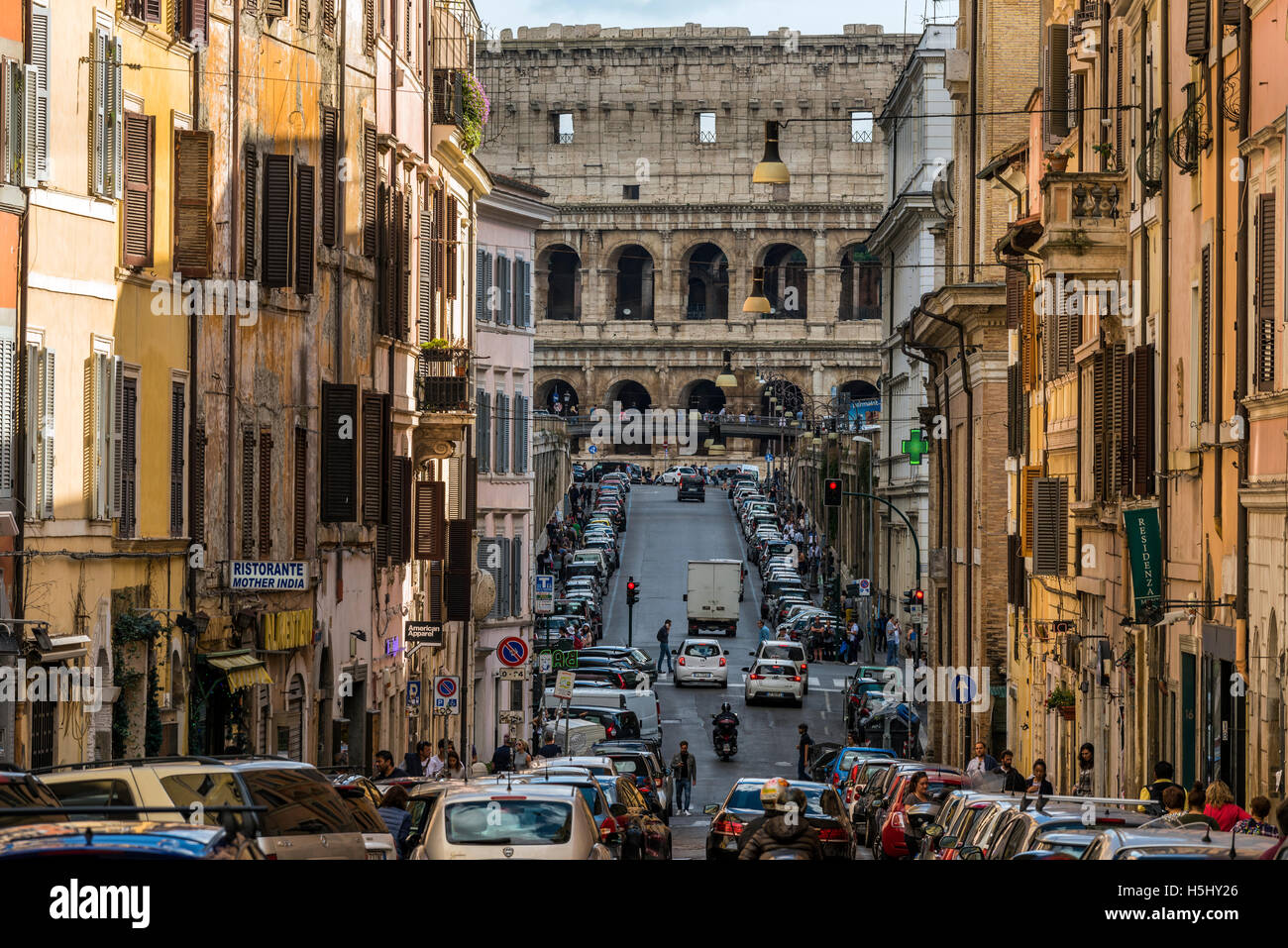 Street, en el distrito de Monti con el coliseo en el fondo, Roma, Lazio, Italia Foto de stock