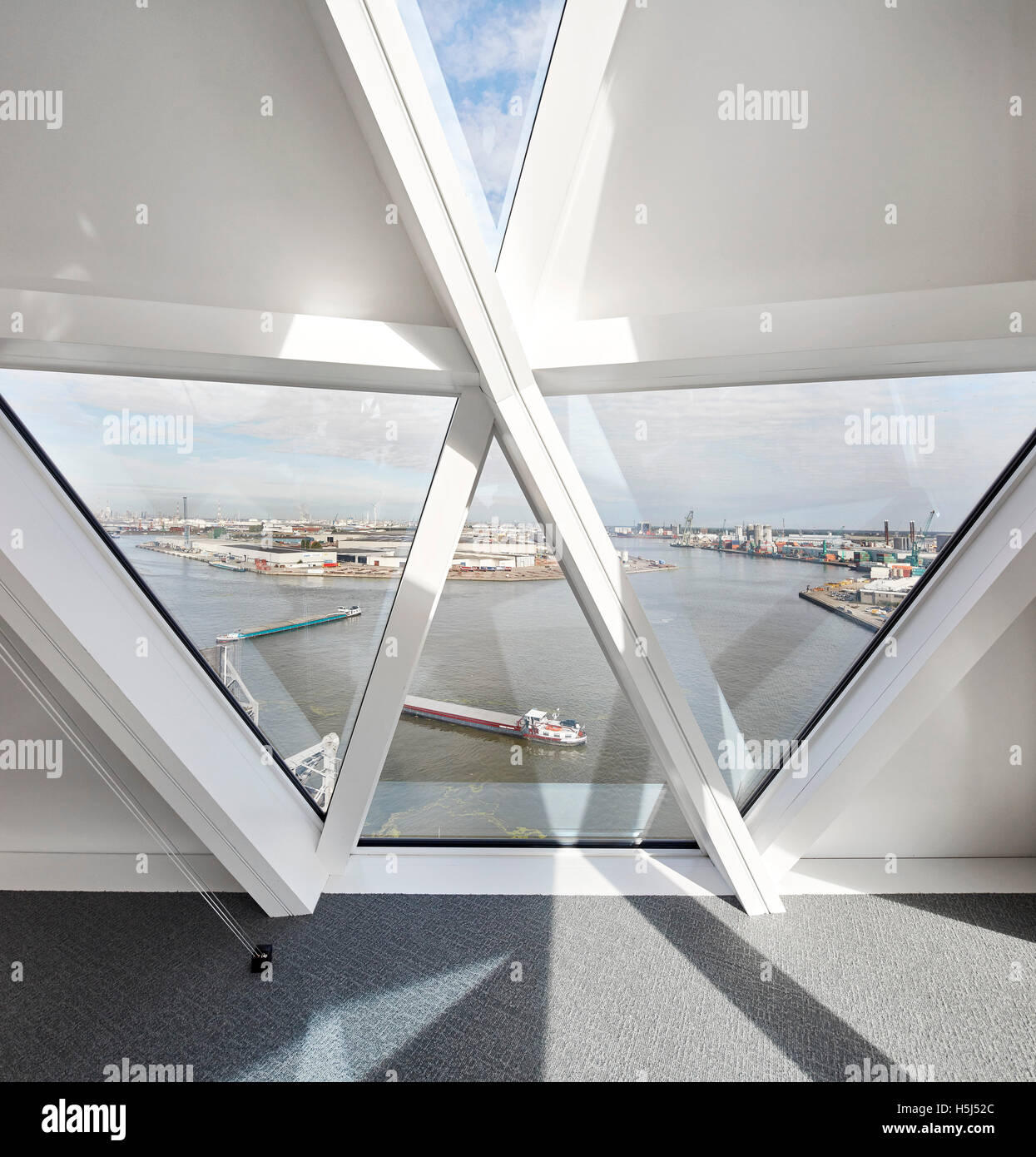 Los cristales de la ventana triangular. Casa del puerto de Amberes, Bélgica. Arquitecto: Zaha Hadid Architects, 2016. Foto de stock