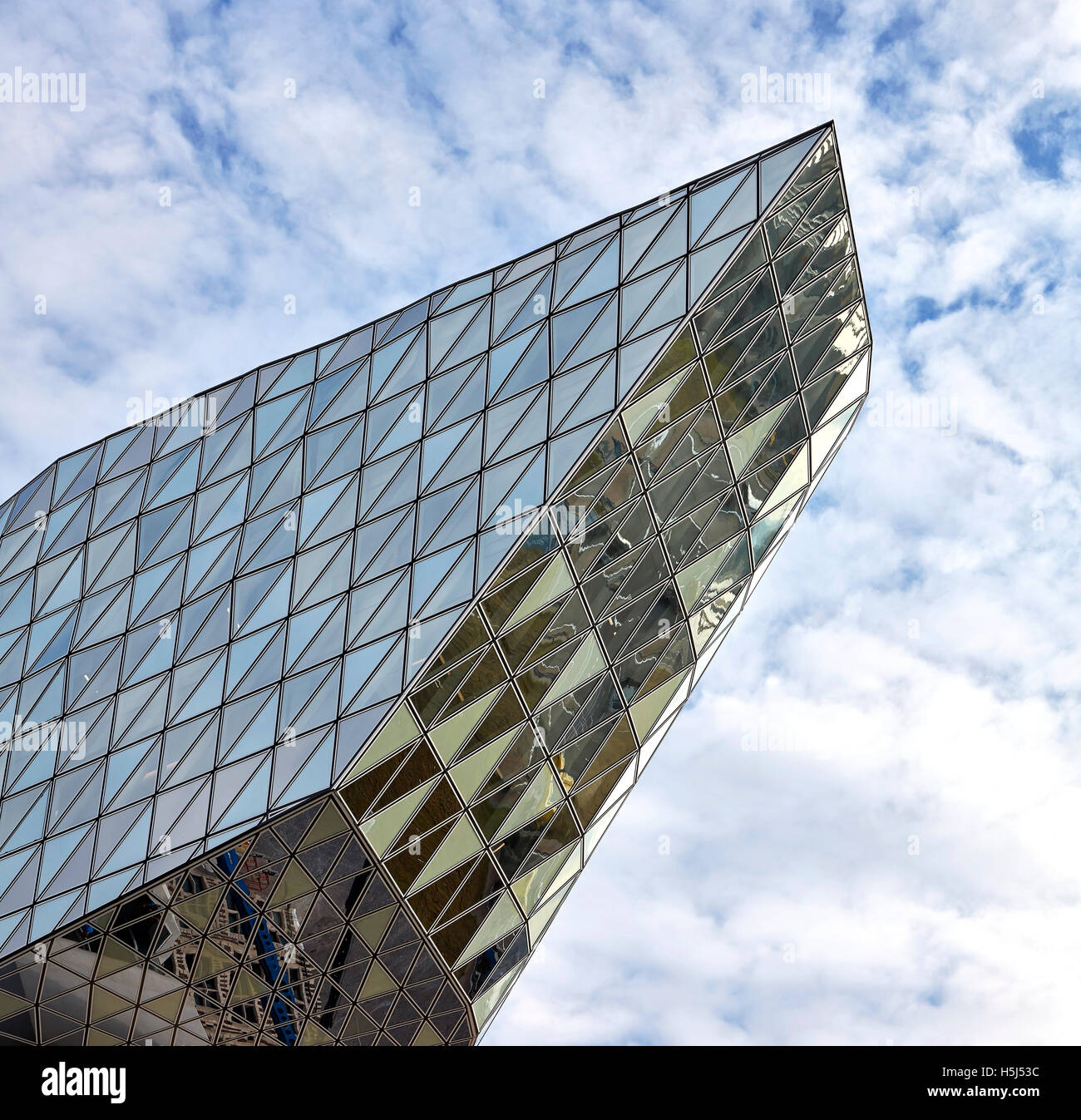 Detalle de opaco y facetas de cristal transparente. Casa del puerto de Amberes, Bélgica. Arquitecto: Zaha Hadid Architects, 2016. Foto de stock