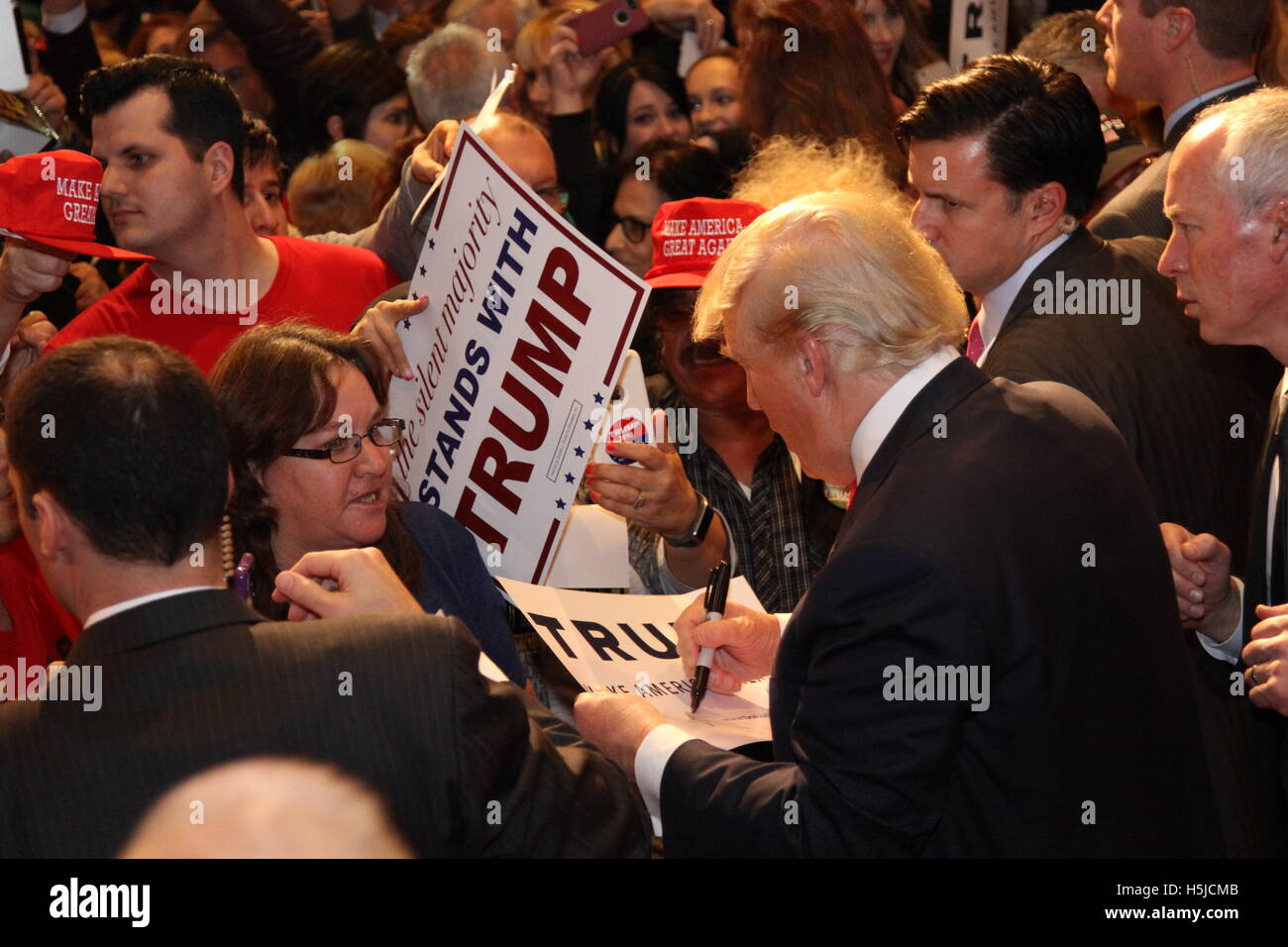 Donald J. Trump firmando autógrafos para sus seguidores en su Donald J. Trump para Presidente rally en el South Point Resort and Casino El 21 de enero de 2016 en Las Vegas, Nevada. Foto de stock