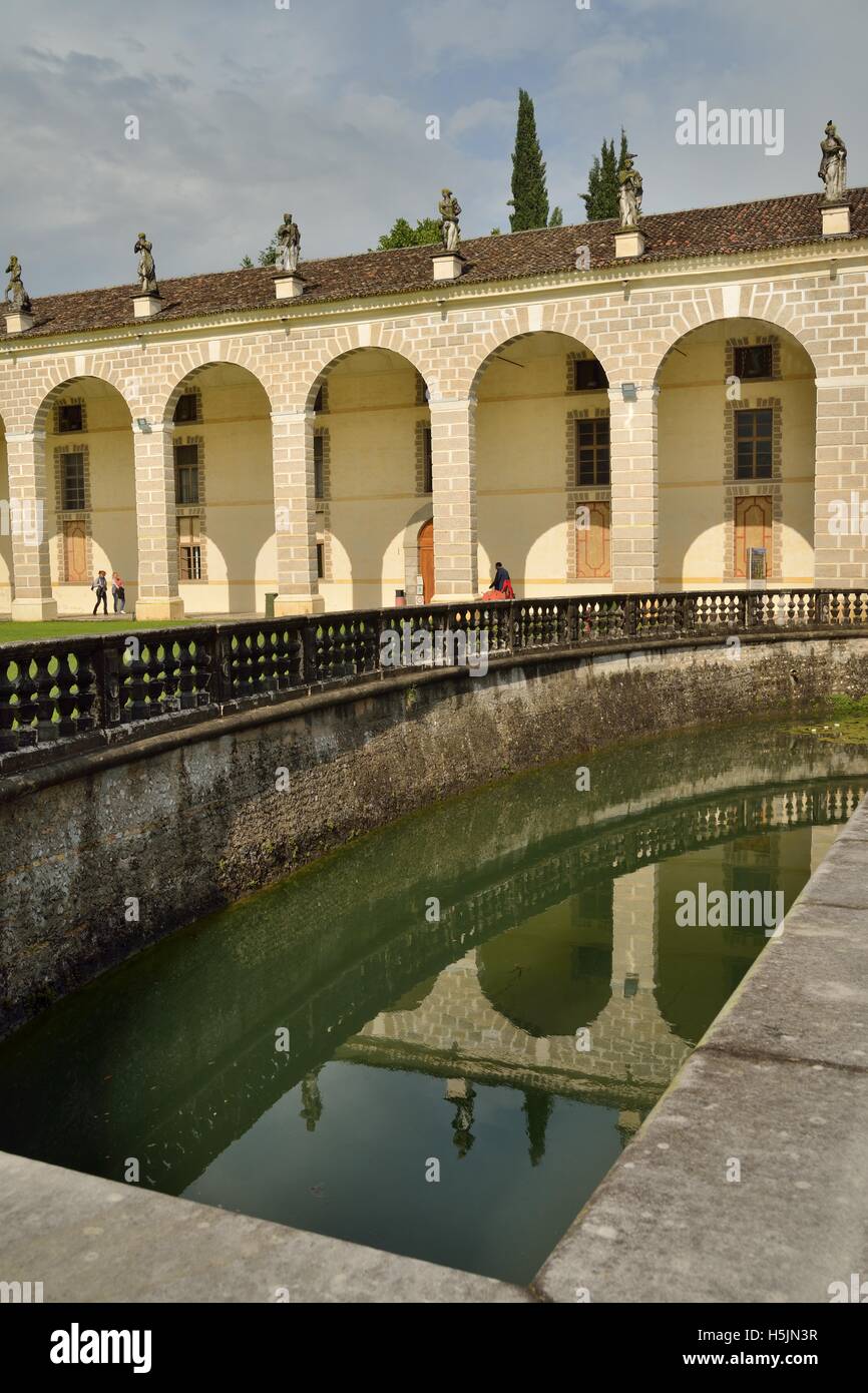 Villa Manin columnas y reflexión de agua Foto de stock