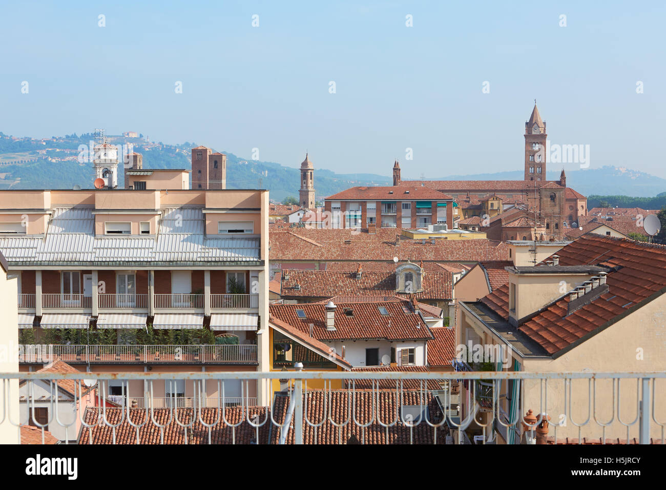 Alba tejados con vista del campanario de la catedral, Italia Foto de stock