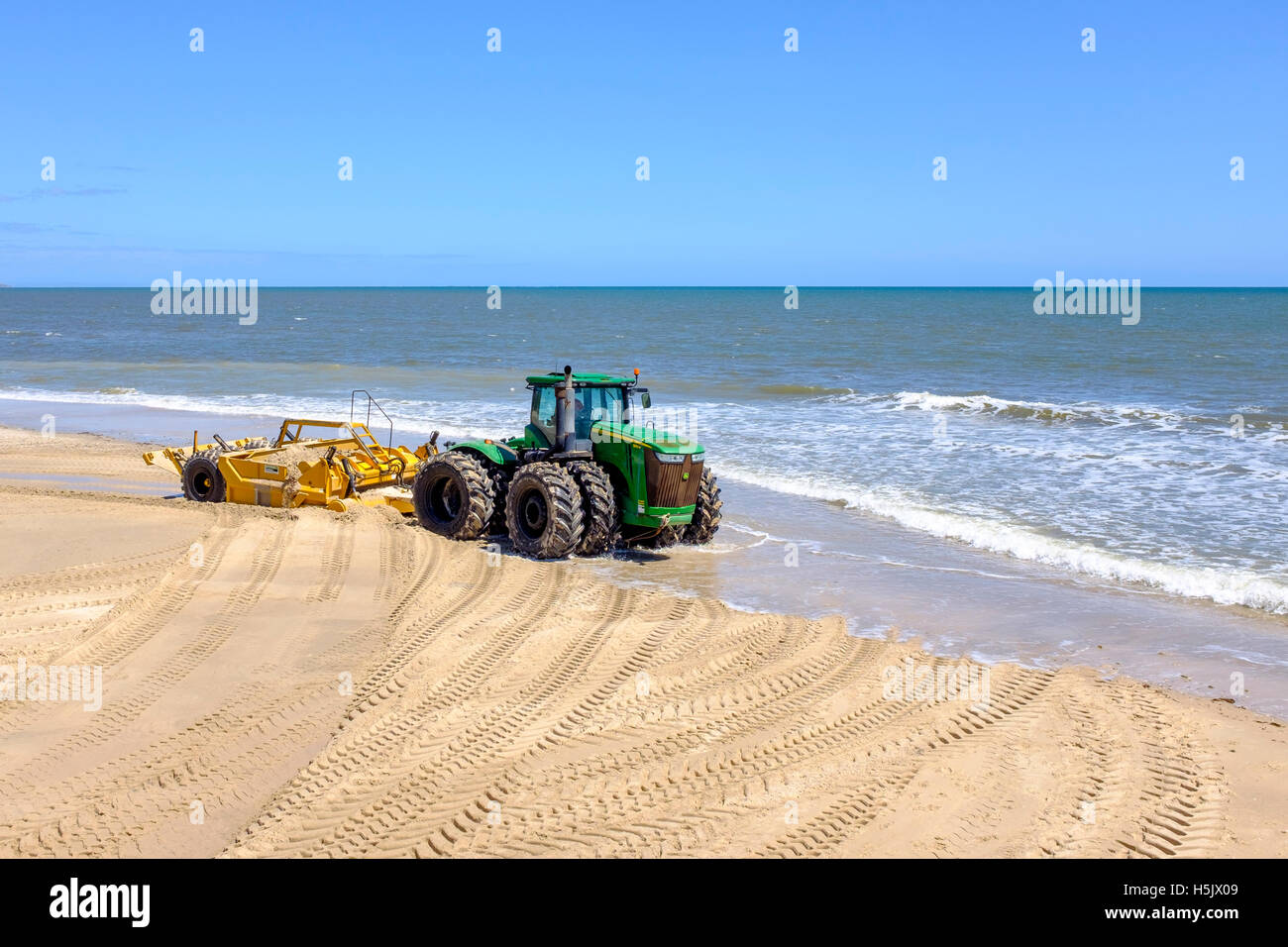 Limpieza y calibrado de reposición de arena en la playa de Glenelg Adelaida. Foto de stock