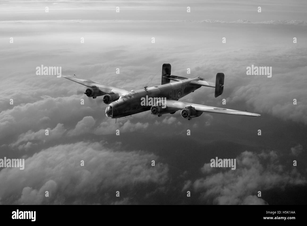 Un solitario RAF HANDLEY PAGE Halifax Mk III hace su camino de regreso a su base en el sur de Inglaterra en 1944. Foto de stock