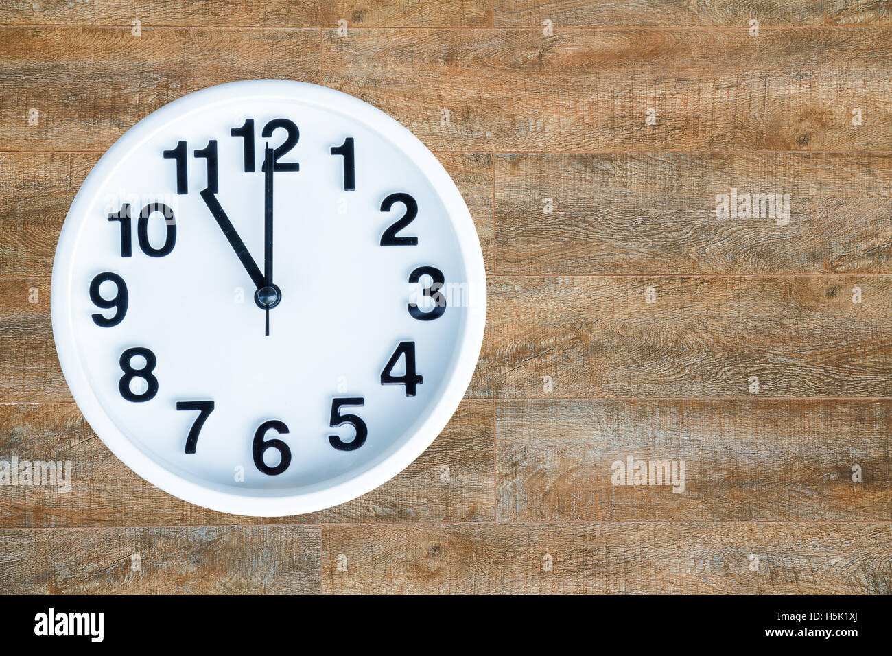 Mostrar reloj 11 am o pm sobre fondo de madera con copia espacio. trazado  de recorte en la imagen Fotografía de stock - Alamy