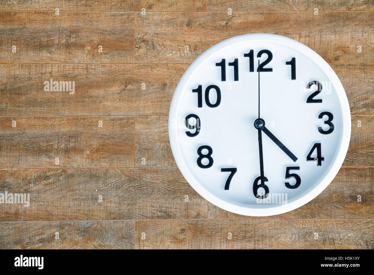 Mostrar reloj 4 am o pm y 30 minuto en fondo de madera con copia
