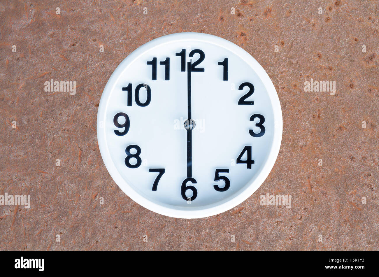 Mostrar reloj 6:00 am o pm en acero oxidado fondo con espacio de copia.  trazado de recorte en la imagen Fotografía de stock - Alamy
