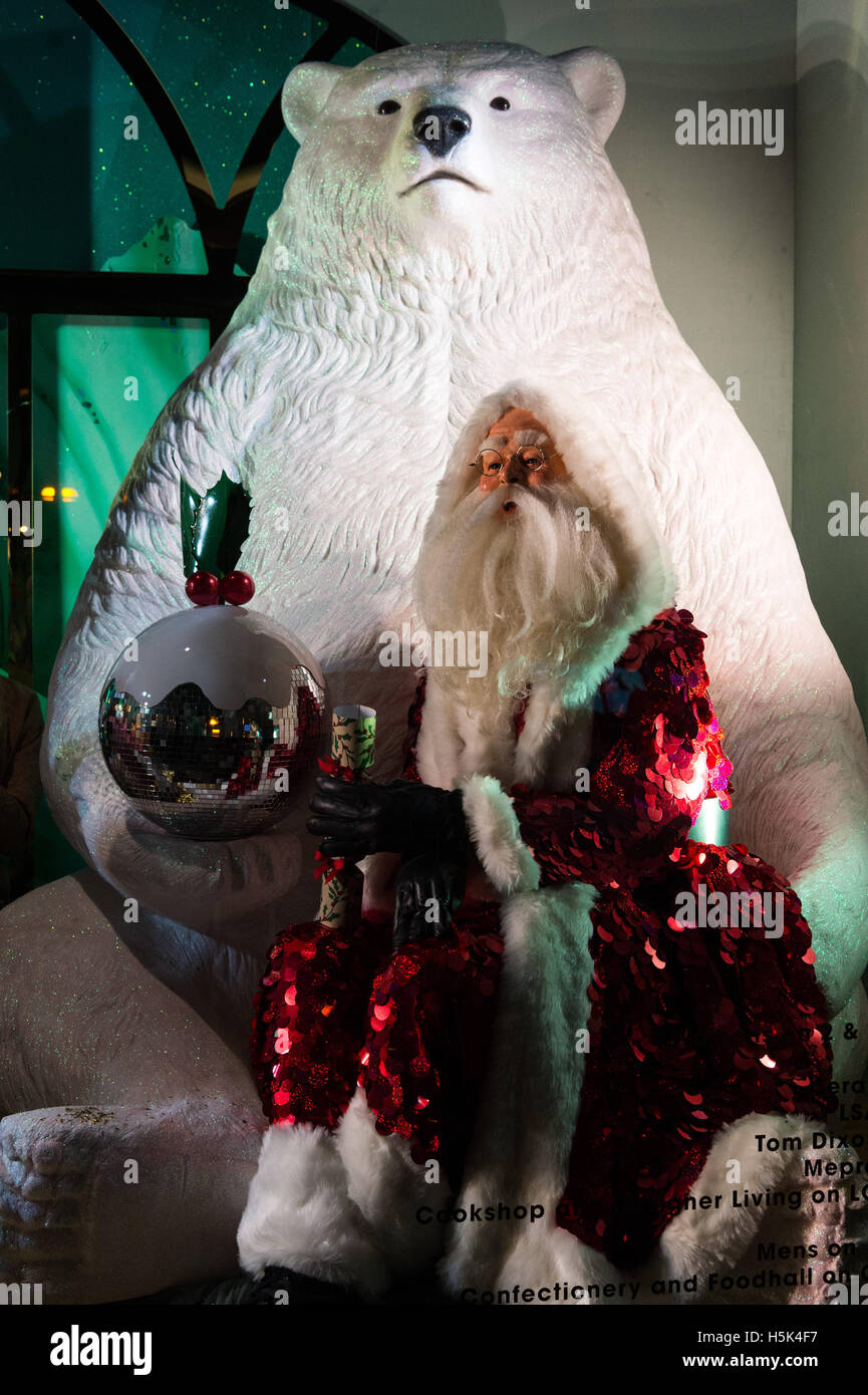 Los grandes almacenes Selfridges es el primer minorista en todo el mundo para desvelar su Windows con un tema de Navidad de Santa Claus parte Foto de stock