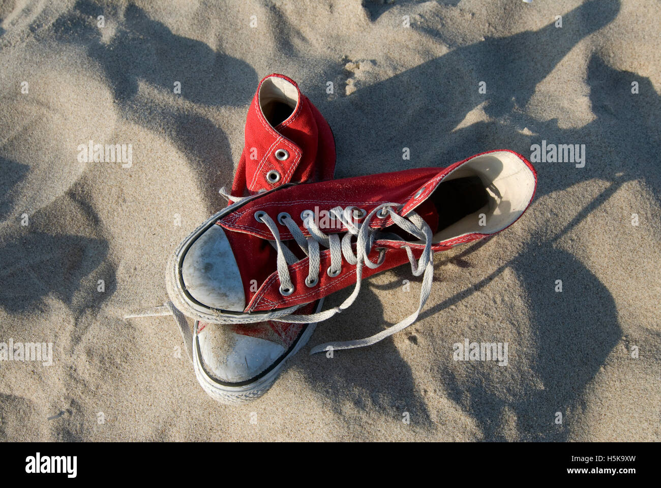 Rojo Converse Chucks zapatillas en la arena Fotograf a de stock