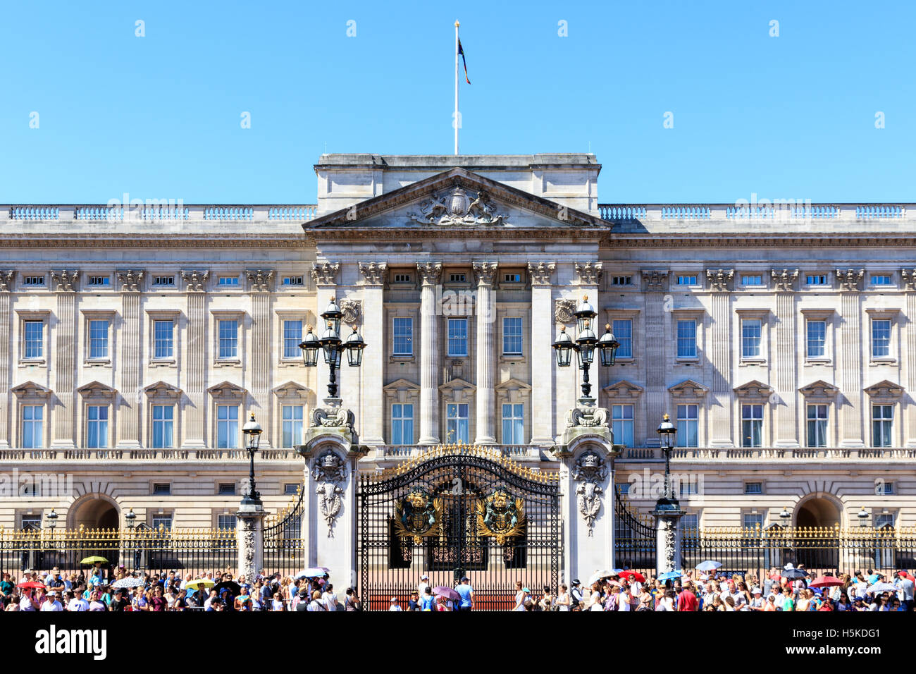 Londres, Reino Unido - 19 de julio de 2016 - El Palacio de Buckingham en Londres con una multitud de turistas fuera en un día despejado Foto de stock