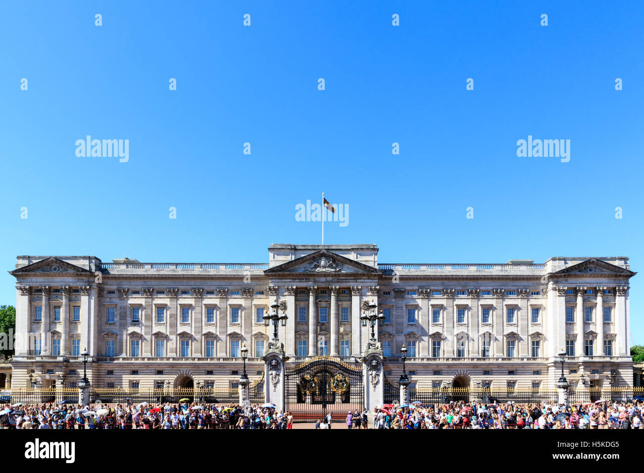El Palacio de Buckingham en Londres con una multitud de turistas en un día despejado Foto de stock