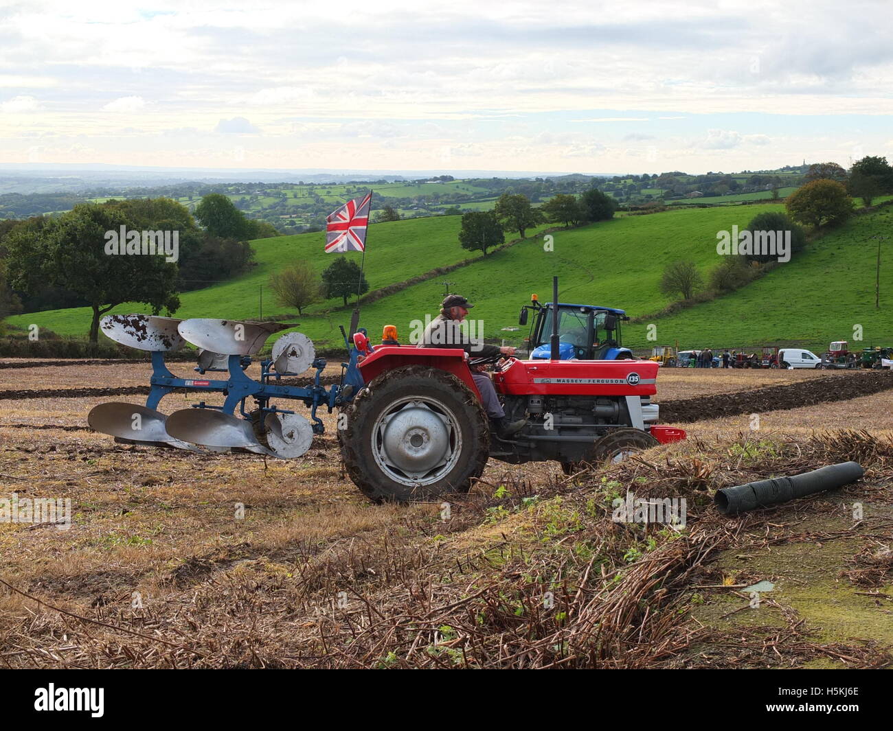 El agricultor que enarbolan bandera Union Jack de su tractor. Tomada en Ashover Arada celebrada en la granja Highoredish, Derbyshire. Foto de stock