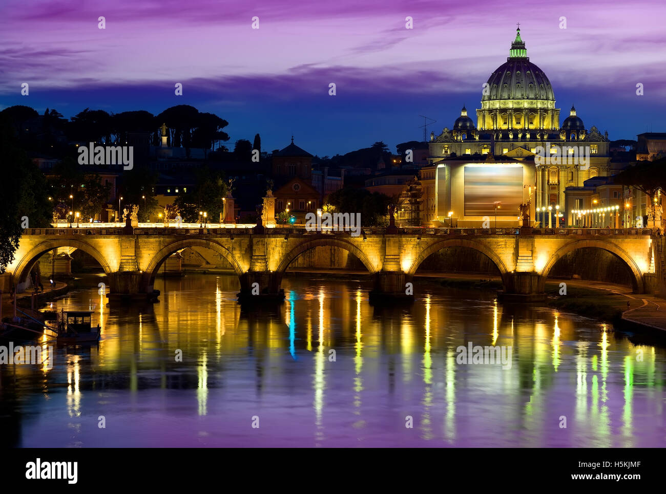 Cielo púrpura en el Vaticano al amanecer, Italia Foto de stock