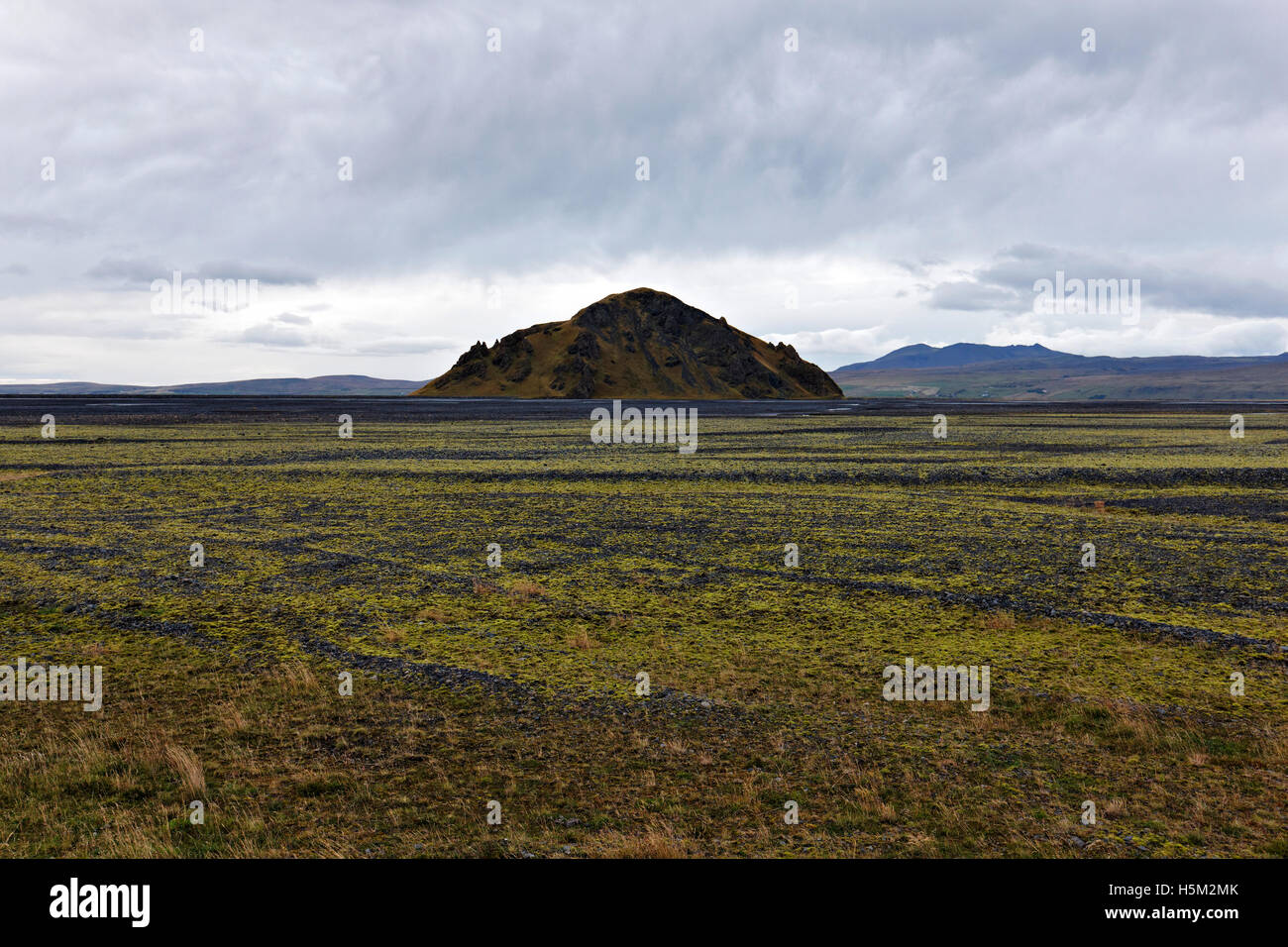 Stóra Dimon montaña en paisaje volcánico, el sur de Islandia, en el Atlántico Norte, Europa Foto de stock